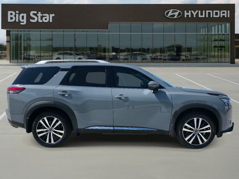 Used 2023 Nissan Pathfinder Platinum FWD image 5