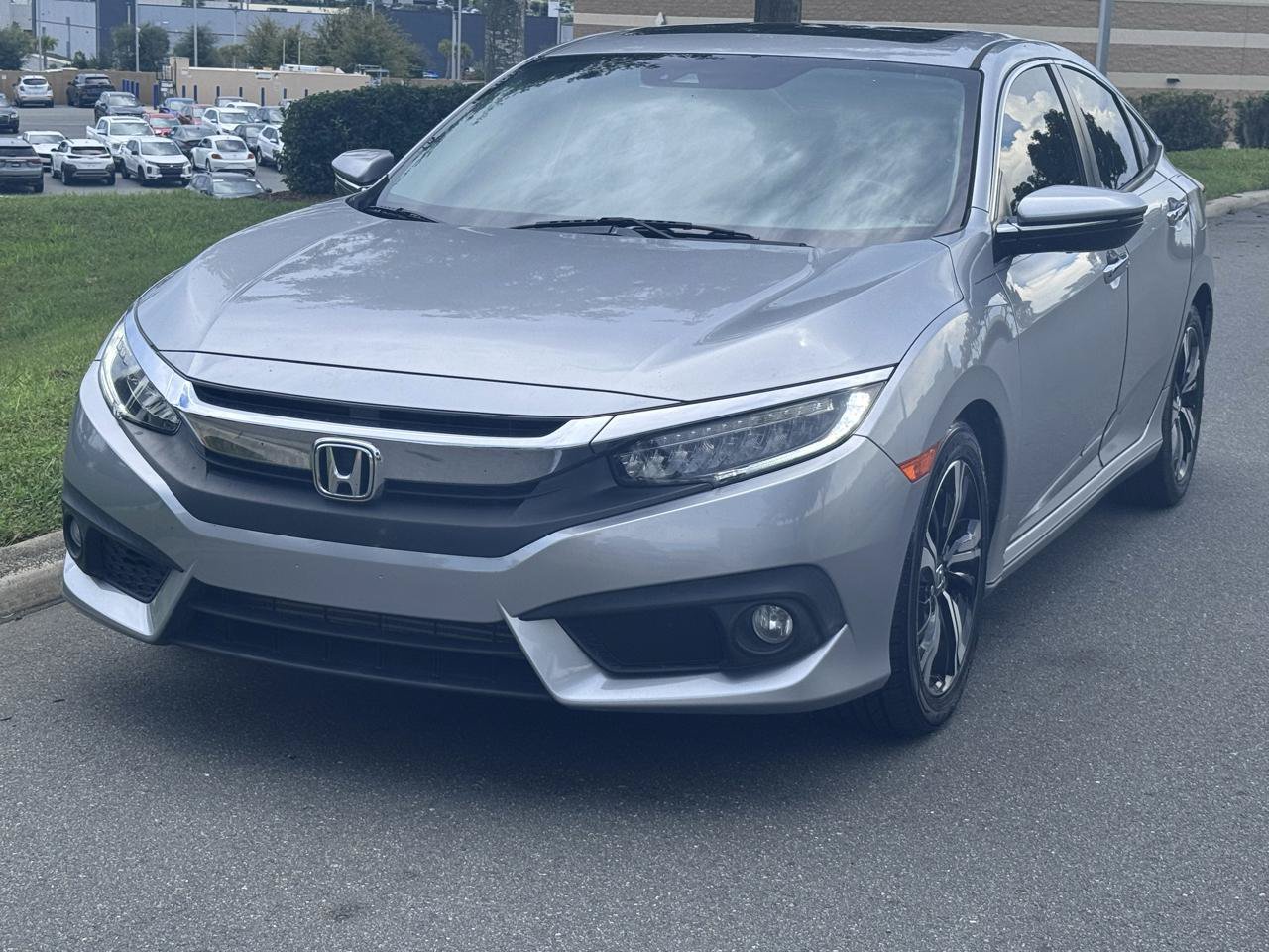 Used 2017 Honda Civic Touring image 3