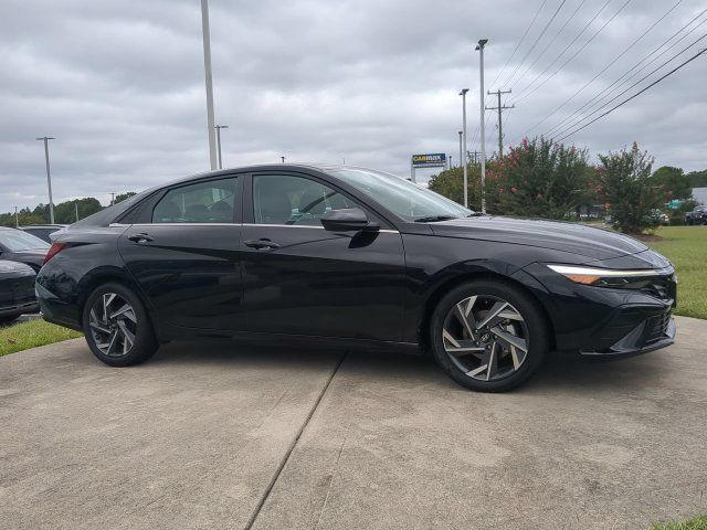 Used 2025 Hyundai Elantra SEL FWD image 2