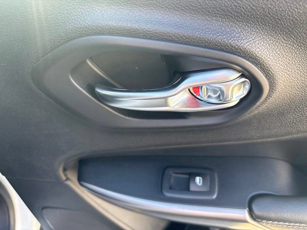 Used 2019 Jeep Cherokee Limited AWD/4WD image 30