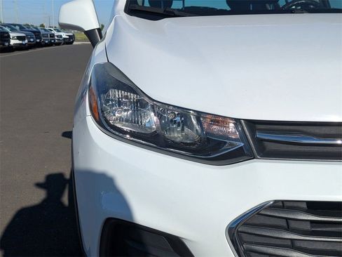 Used 2018 Chevrolet Trax LS AWD/4WD image 32