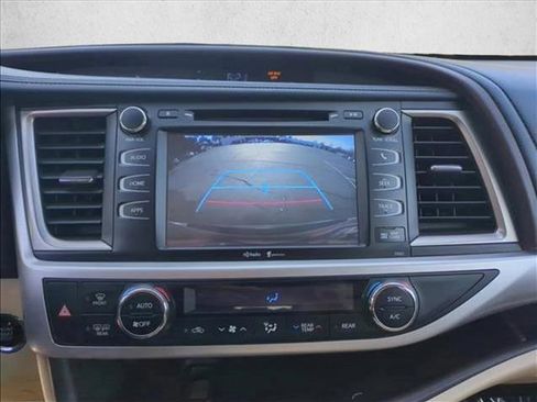 Used 2015 Toyota Highlander XLE image 18