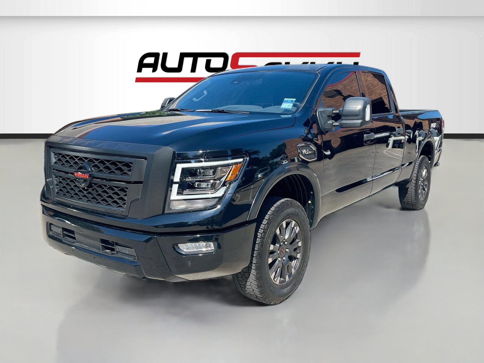 Used 2024 Nissan Titan PRO-4X w/ Pro-4x Convenience Package AWD/4WD image 3