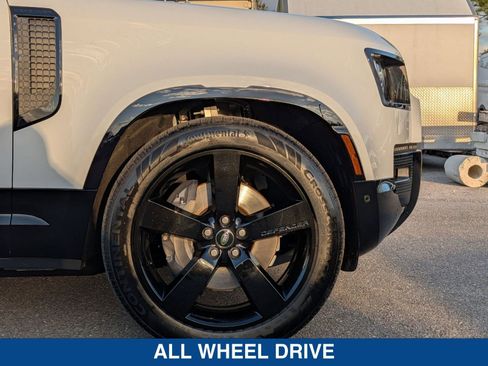 Used 2025 Land Rover Defender 110 X-Dynamic SE image 11