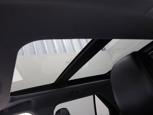 Certified 2022 Ford Explorer XLT w/ Equipment Group 202A image 5