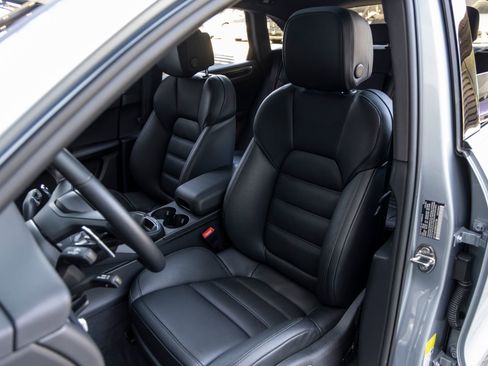 Certified 2025 Porsche Macan AWD/4WD image 5