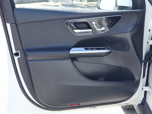 Used 2025 Mercedes-Benz GLC 350e 4MATIC image 18