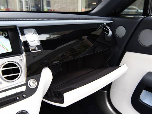 Used 2020 Rolls-Royce Dawn image 20