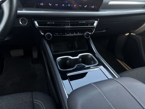 Used 2024 Chevrolet Traverse LT image 15