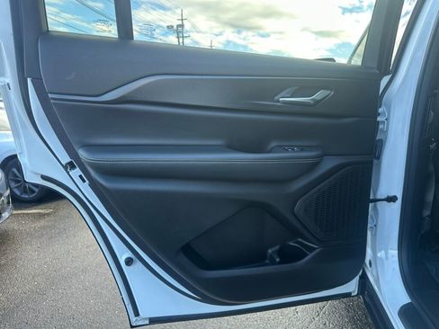 Used 2023 Jeep Grand Cherokee L Laredo image 23