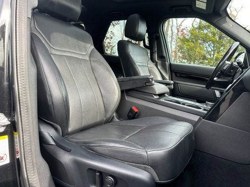 Used 2020 Land Rover Discovery SE image 29