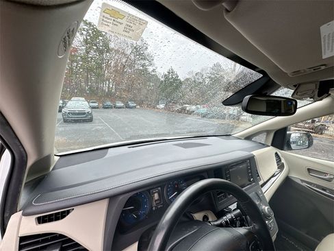 Used 2020 Toyota Sienna XLE image 31