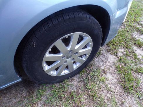 Used 2013 Chrysler Town & Country Touring image 19