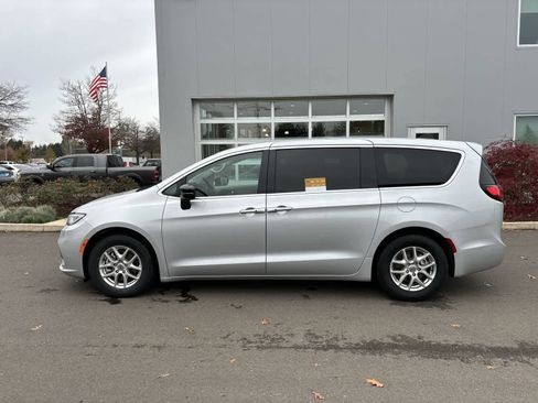 Certified 2024 Chrysler Pacifica Touring-L image 2
