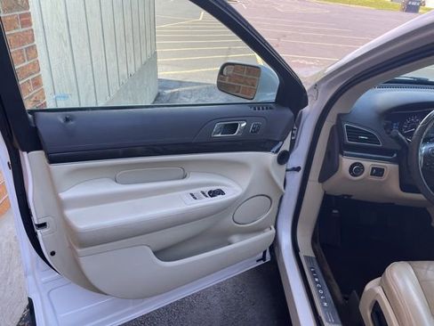 Used 2014 Lincoln MKT FWD image 16