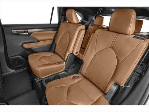 Used 2023 Toyota Highlander Platinum FWD image 13