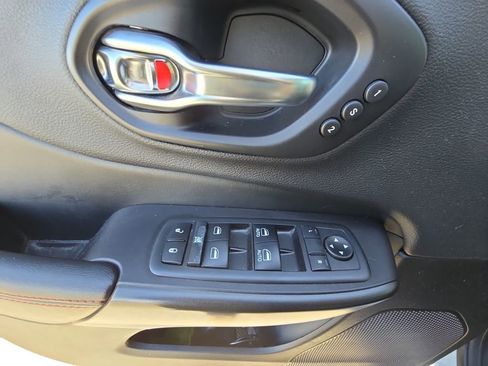 Used 2019 Jeep Cherokee Trailhawk image 23