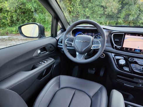 New 2026 Chrysler Pacifica Select FWD image 18
