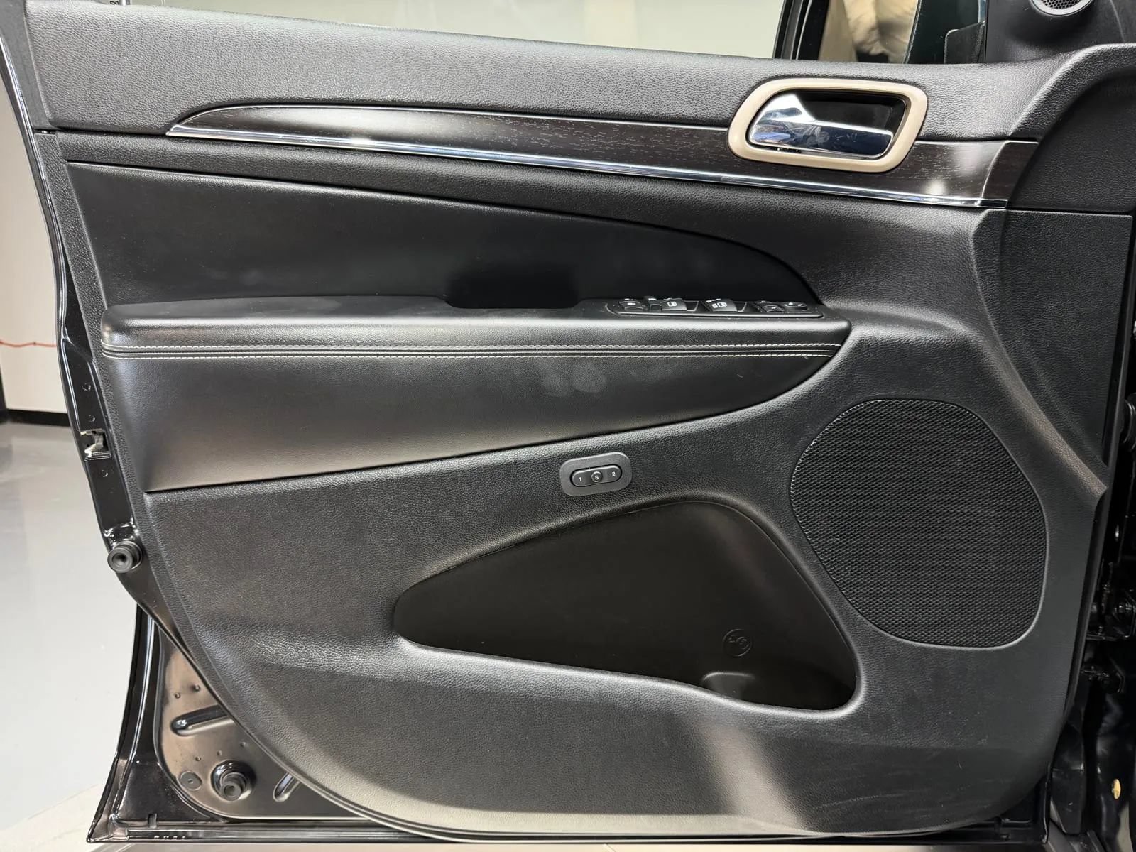 Used 2014 Jeep Grand Cherokee Limited RWD image 24