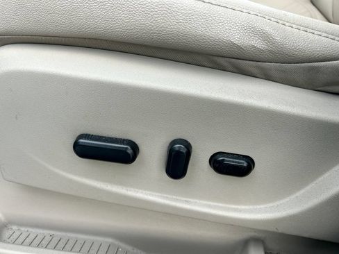 Used 2015 Ford C-MAX Energi SEL w/ Equipment Group 301A FWD image 16