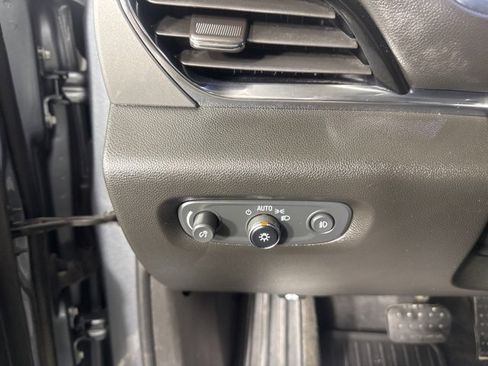 Used 2021 Chevrolet Traverse LT w/ LT Premium Package image 27