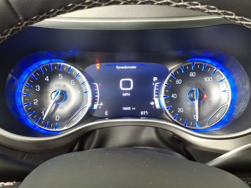 Used 2025 Chrysler Pacifica Select w/ Uconnect Theater Family Group FWD image 18