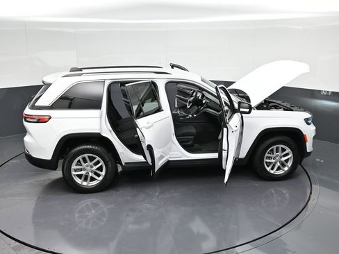 Used 2023 Jeep Grand Cherokee Laredo image 45