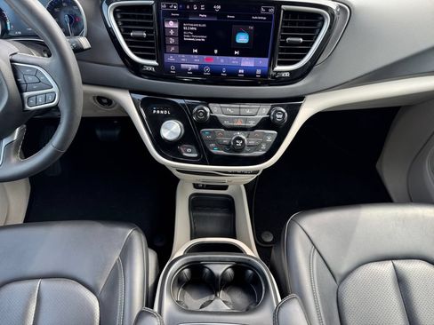 Used 2023 Chrysler Pacifica Touring-L FWD image 11