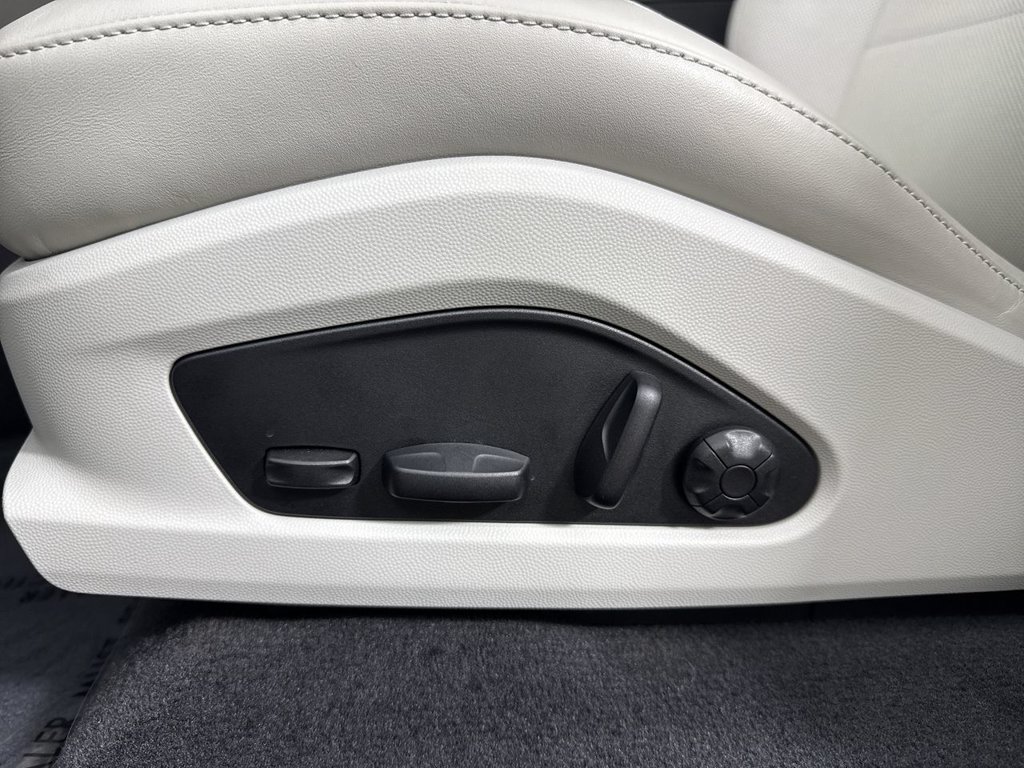 Certified 2025 Porsche Macan Electric RWD image 41