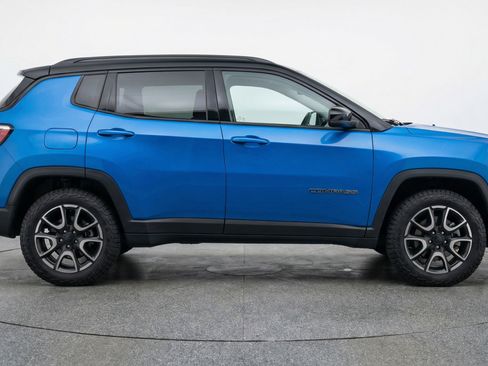 Used 2025 Jeep Compass Trailhawk image 11