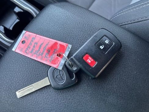 Used 2023 Toyota Tacoma TRD Off-Road image 32