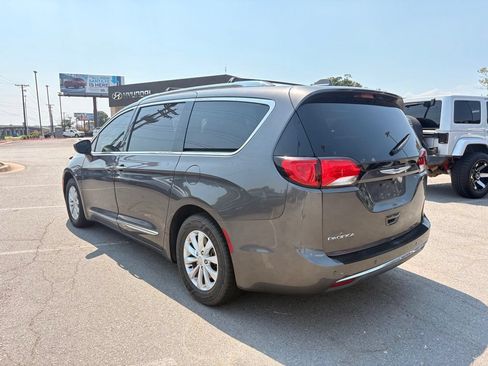 Used 2019 Chrysler Pacifica Touring-L FWD image 5