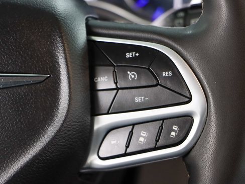 Used 2023 Chrysler Pacifica Touring-L image 14