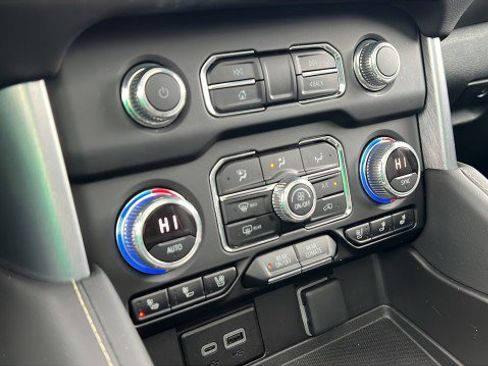 Used 2023 GMC Yukon XL SLT w/ SLT Luxury Package image 18