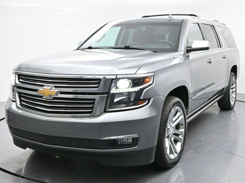 Used 2019 Chevrolet Suburban Premier w/ Premier Plus Edition image 3
