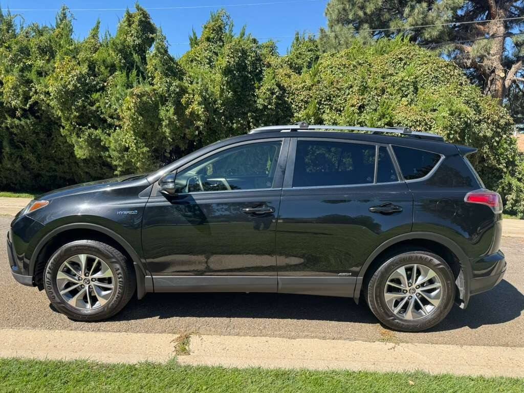 Used 2018 Toyota RAV4 XLE AWD/4WD image 6