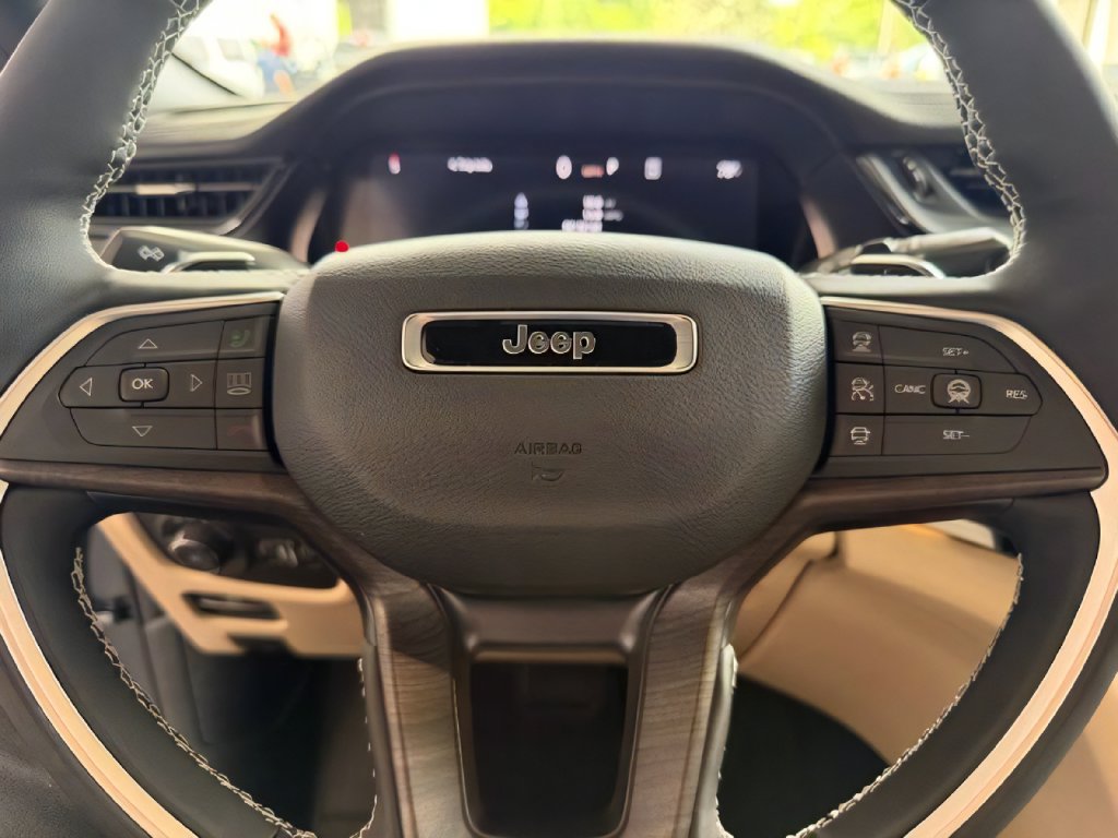 New 2026 Jeep Grand Cherokee Limited w/ Luxury Tech Group II AWD/4WD image 15
