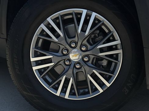 Used 2025 Chevrolet Traverse LT AWD/4WD image 9