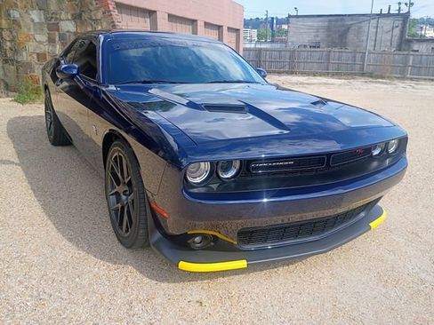 Used 2017 Dodge Challenger R/T Scat Pack w/ Leather Interior Group RWD image 2