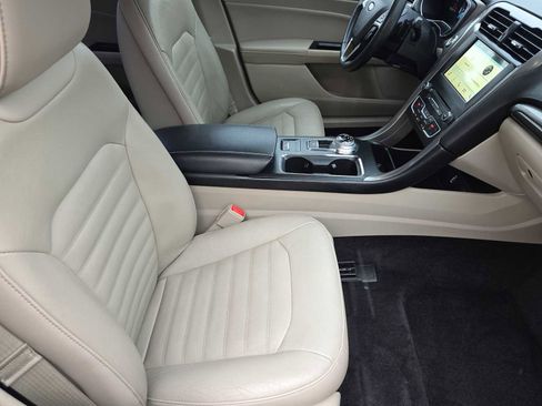 Used 2017 Ford Fusion SE w/ Fusion SE Technology Package image 18
