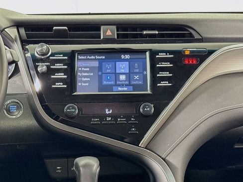 Used 2018 Toyota Camry SE w/ Moonroof Package image 13