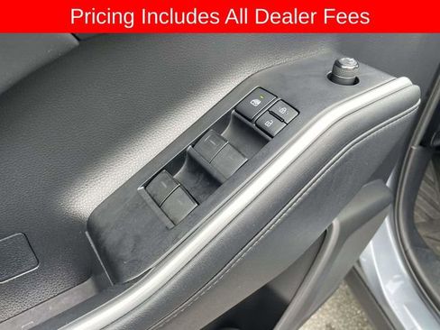 Used 2021 Toyota Highlander XLE FWD image 19