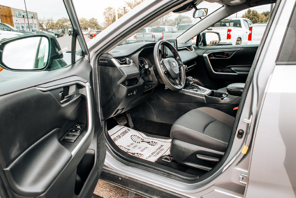 Used 2022 Toyota RAV4 LE AWD/4WD image 11