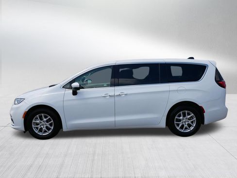 Used 2023 Chrysler Pacifica Touring-L FWD image 4