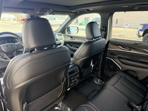 New 2025 Jeep Grand Cherokee Limited image 32