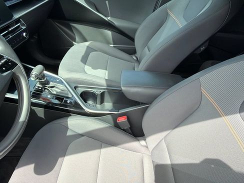 Used 2025 Kia Niro LX FWD image 4