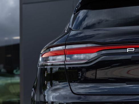 Certified 2026 Porsche Macan AWD/4WD image 14