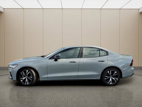 Used 2025 Volvo S60 B5 Core image 3