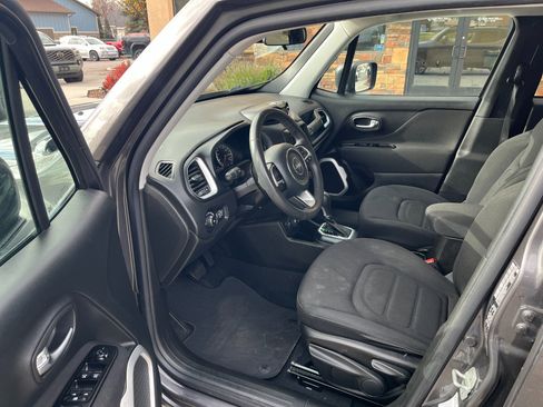 Used 2021 Jeep Renegade Latitude w/ Luxury Group I image 4