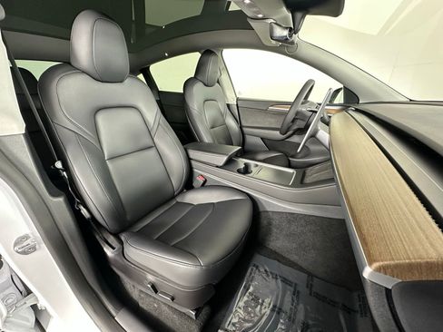 Used 2022 Tesla Model Y Long Range image 9